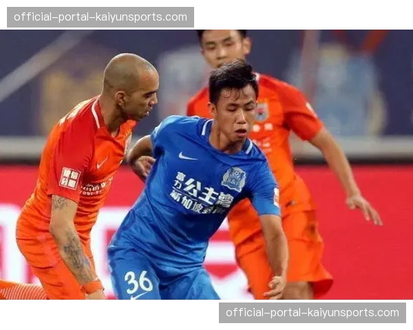 主裁判向双方队长示意，由于比赛节奏过快、对抗激烈（高位压迫导致），将增加补水暂停次数