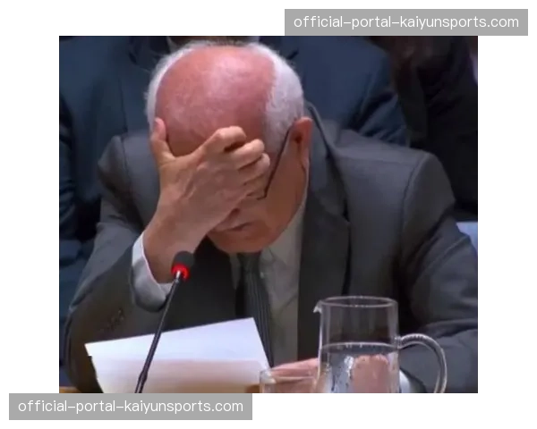 特写：终场哨响，恩波利老将拉默斯瘫坐在草地上掩面叹息